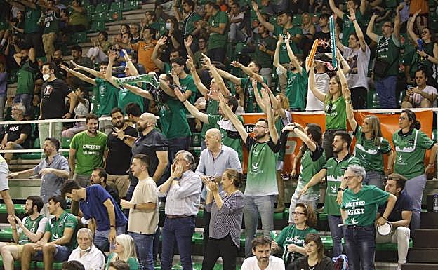 La afición vibró con la victoria del equipo extremeño.