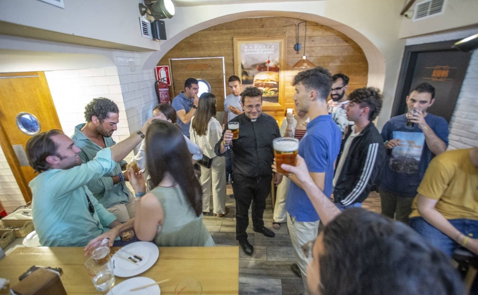 El martes, tras la hora santa celebrada en la ermita de la Paz, el padre Fernando y los asistentes se fueron a tomar unas cervezas a Lizarrán. 