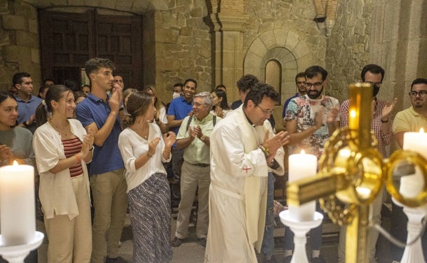 Hora santa celebrada el martes en la ermita de la Paz, dentro del movimiento 'Hakuna'. 