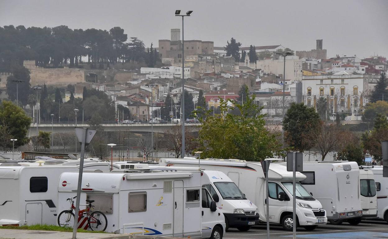 Área de autocaravanas de Badajoz, creada en 2016 y cuya crítica más común es que se queda pequeña y está desnivelada. A favor tiene la ubicación. 