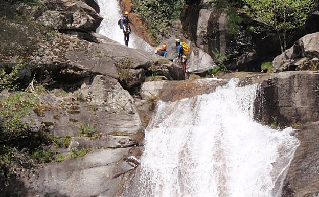 «El equipamiento mínimo debe incluir un traje de neopreno acorde a la temperatura del agua»
