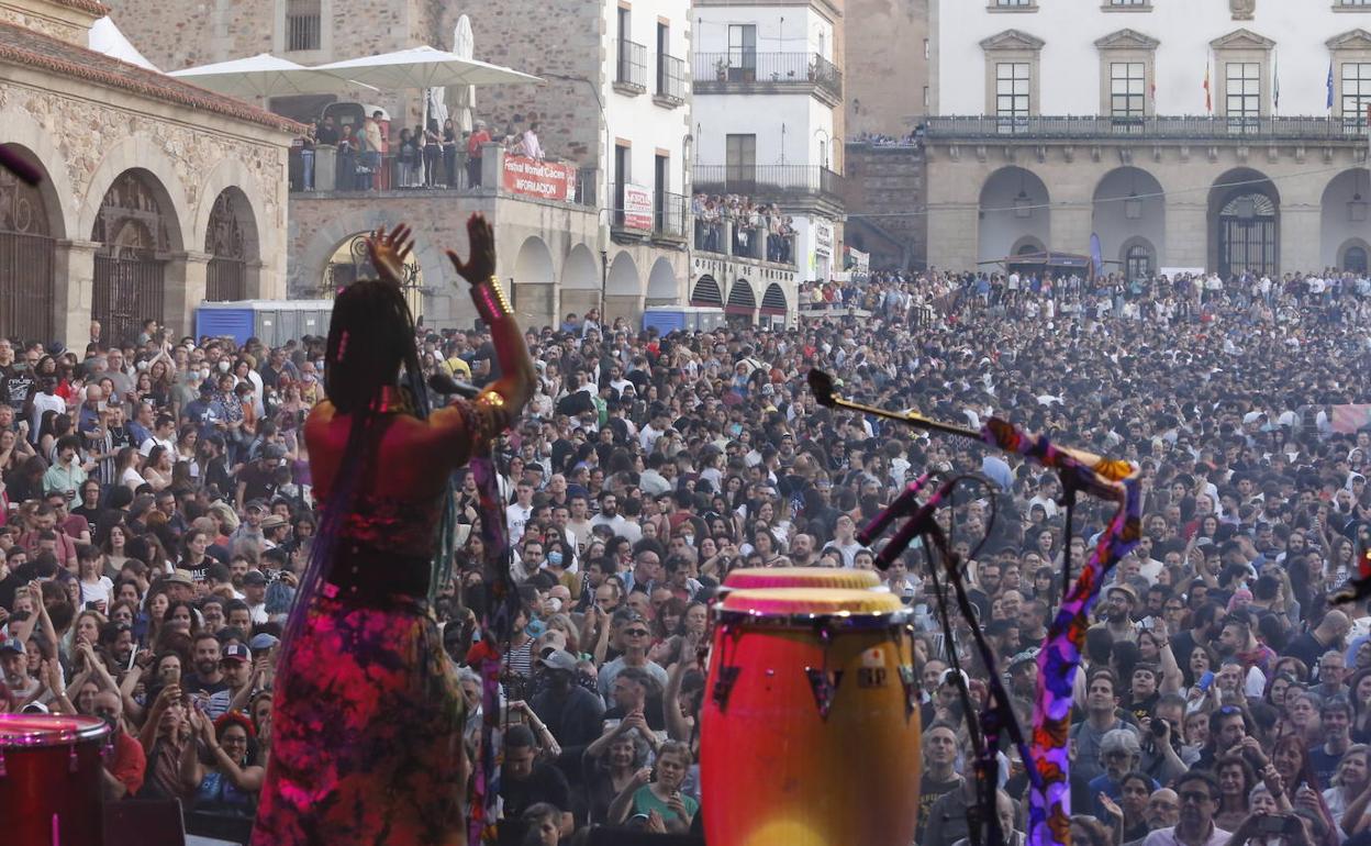 Lleno en la plaza Mayor durante el Festival Womad. 