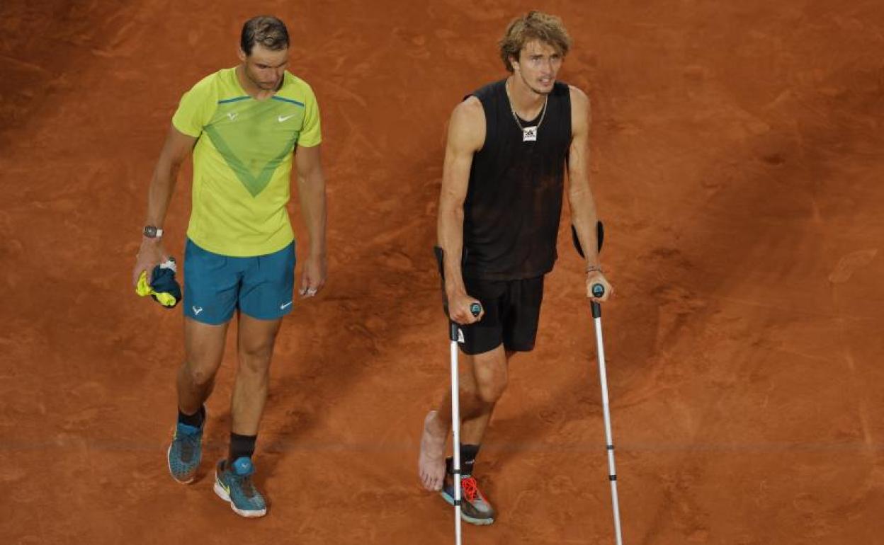 Rafa Nadal junto al lesionado Alexander Zverev. 