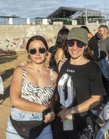 Imagen secundaria 2 - Arriba, uno de los controles de acceso. Abajo a la izquierda, la familia Moreno Frutos, que ya estuvo en el concierto de 2014 en el Príncipe Felipe y llegó desde Los Santos de Maimona. A la derecha, Celia Ávila, que vino en tren desde Segovia y esperó 5 horas para entrar, con María de Marcos, que se desplazó desde Madrid. 