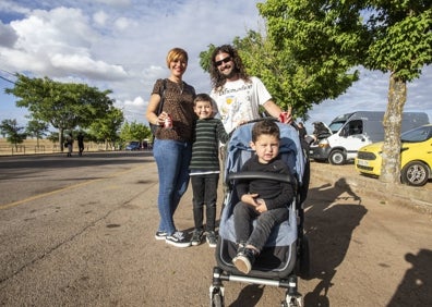 Imagen secundaria 1 - Arriba, uno de los controles de acceso. Abajo a la izquierda, la familia Moreno Frutos, que ya estuvo en el concierto de 2014 en el Príncipe Felipe y llegó desde Los Santos de Maimona. A la derecha, Celia Ávila, que vino en tren desde Segovia y esperó 5 horas para entrar, con María de Marcos, que se desplazó desde Madrid. 