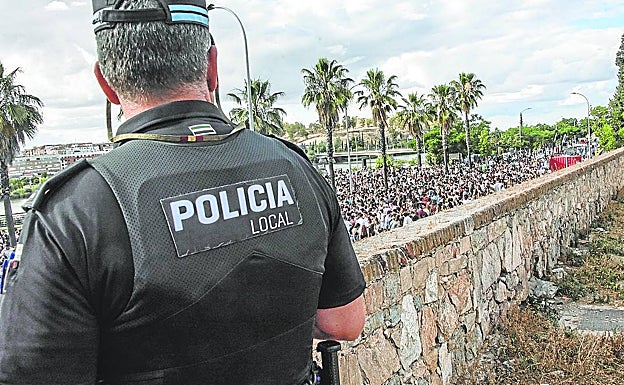 Imagen principal - Badajoz no ha olvidado Los Palomos, que vuelven para quedarse