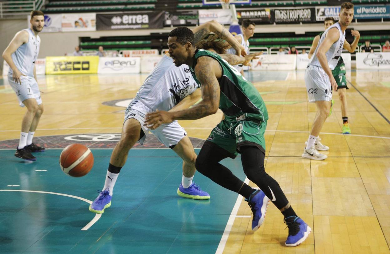Mbala y Carrera, durante un lance individual el pasado viernes. 
