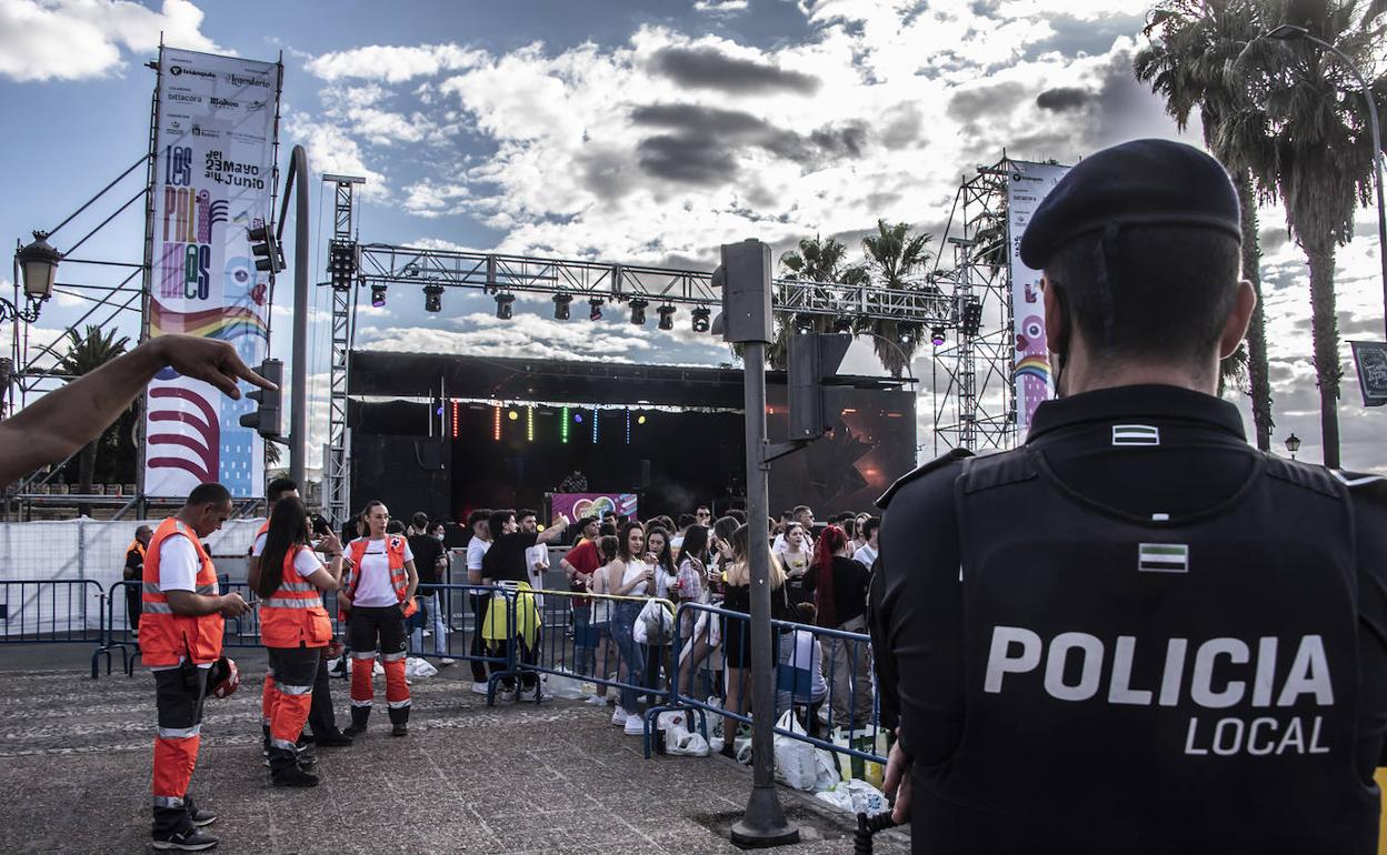 Los medios de seguridad y emergencias ayer en Los Palomos. 