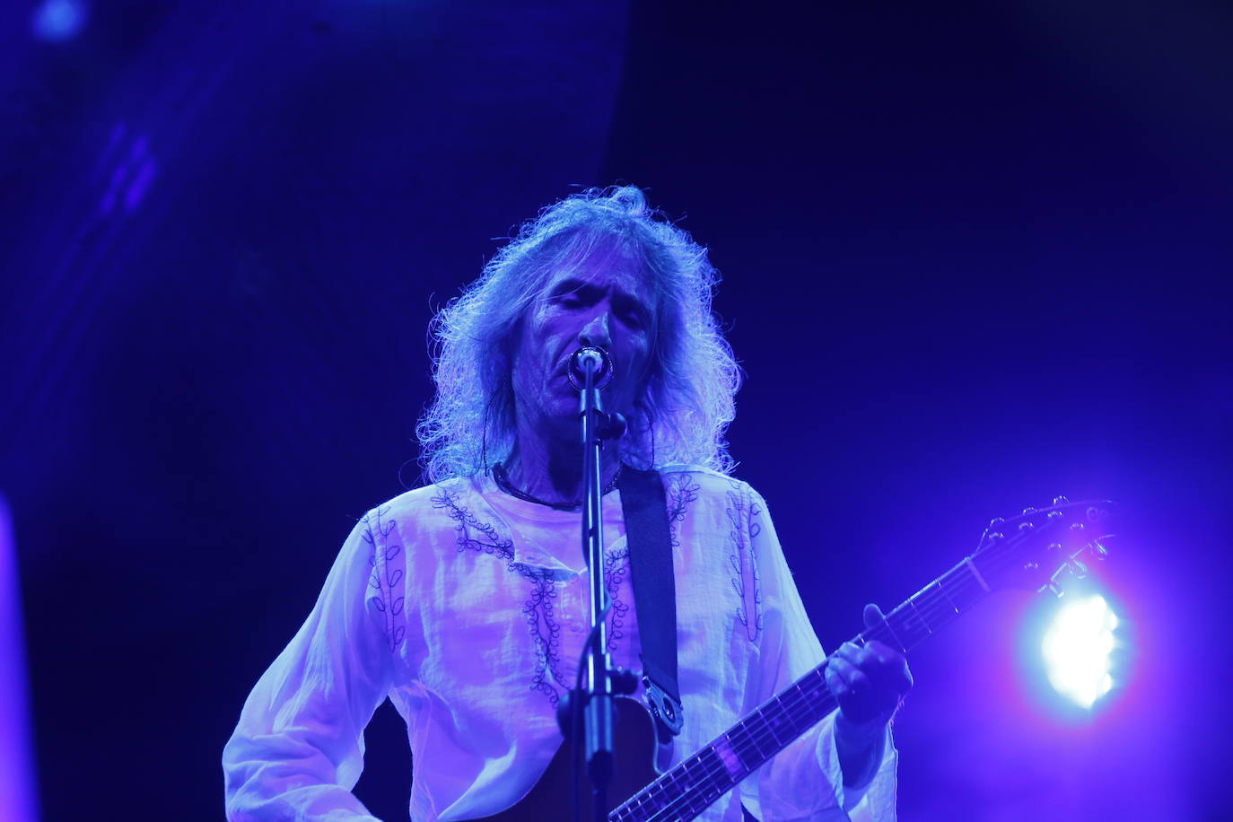 Miles de personas disfrutaron de la actuación del placentino y su banda. 