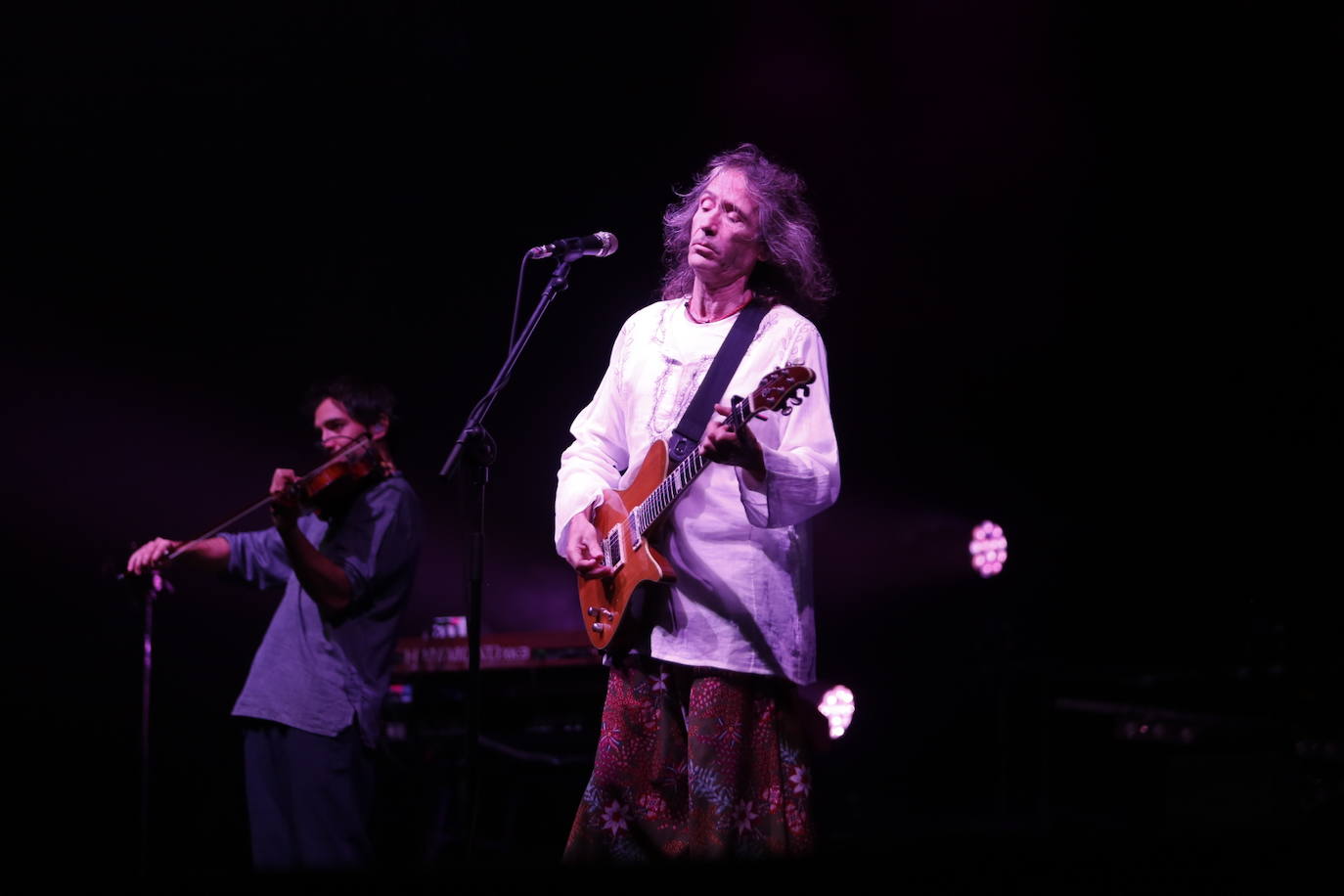 Miles de personas disfrutaron de la actuación del placentino y su banda. 