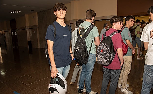 Álvaro llegó al campus de la UEx en moto con un amigo. 
