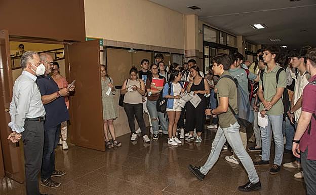 Alumnos entrando al examen de Lengua y Literatura en el campus de Badajoz. 
