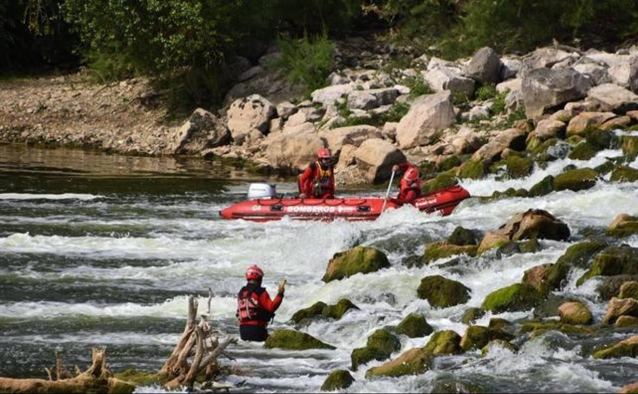 Bomberos rastreando el río Ebro.