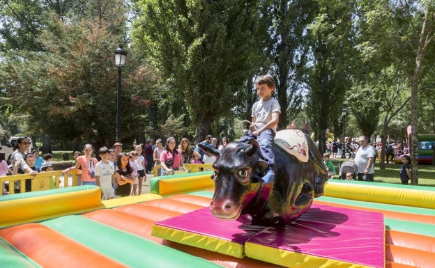 Atracciones infantiles en La Isla, en una edición anterior de las fiestas.