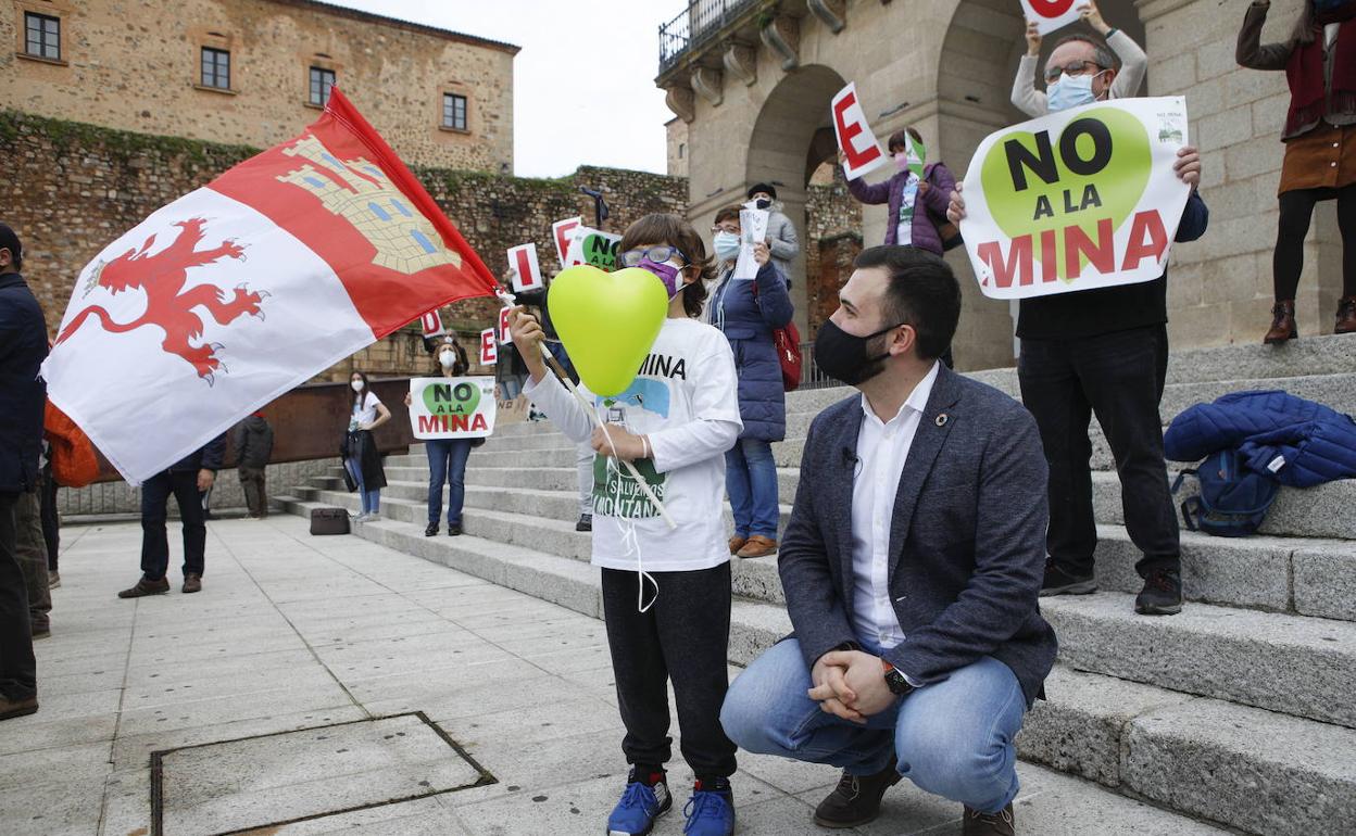 Luis Salaya junto a un niño que ondea la bandera de Cáceres en una concentración contra la mina. 