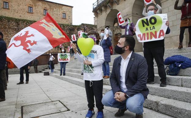 Los caminos de Salaya y Salvemos la Montaña se separan por su posición sobre la mina de Cáceres