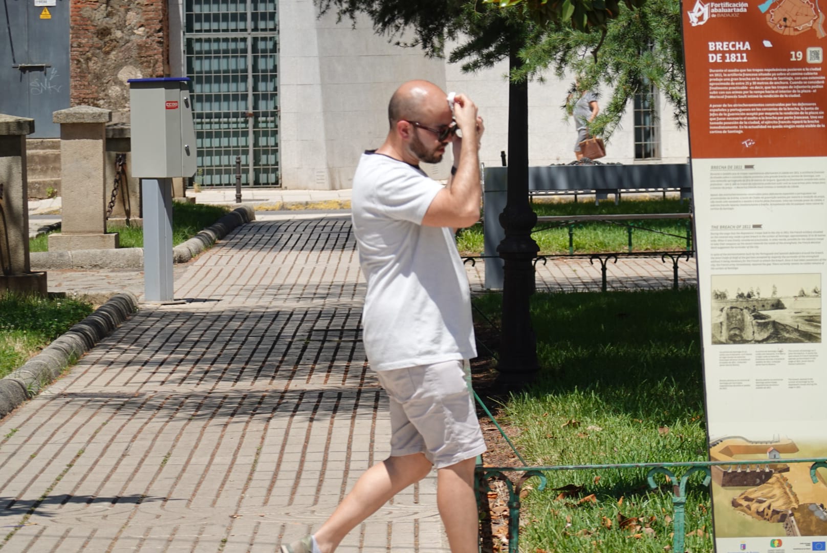 Un hombre se seca el sudor en Badajoz.