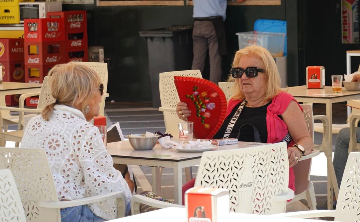 Dos mujeres en una terraza del Paseo de San Francisco de Badajoz. 