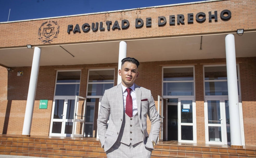 César Silva posa delante de su facultad, en el campus de Cáceres, donde se graduó el jueves. 