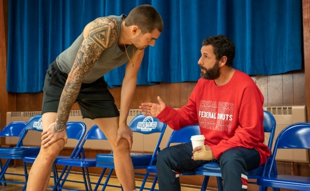 Adam Sandler y Juancho Hernangómez, en un momento de la película 'Hustle'. 