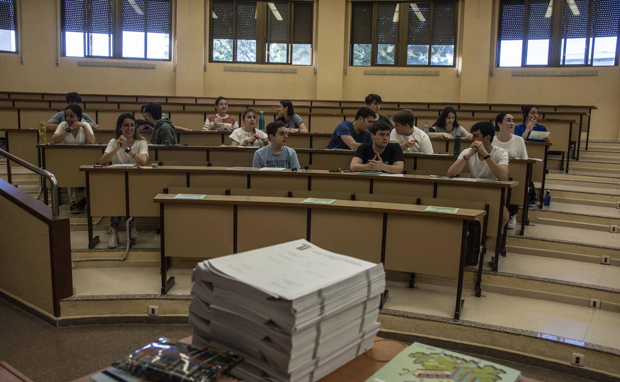 Exámenes sobre la mesa antes de empezar el martes pasado la primera prueba de la EBAU. 