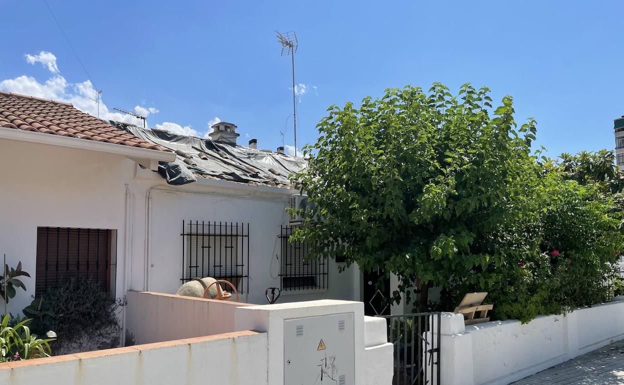 El hombre estaba trabajando en una vivienda de la conocida como colonia militar, en la calle Navas de Tolosa. 