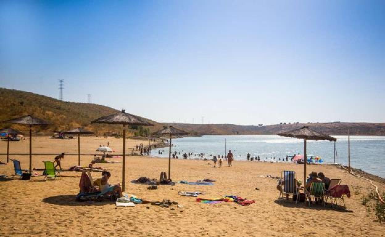 El fin de semana puede ser un buen momento para estrenar la bandera azul de la Playa Isla del Zújar, en Castuera.