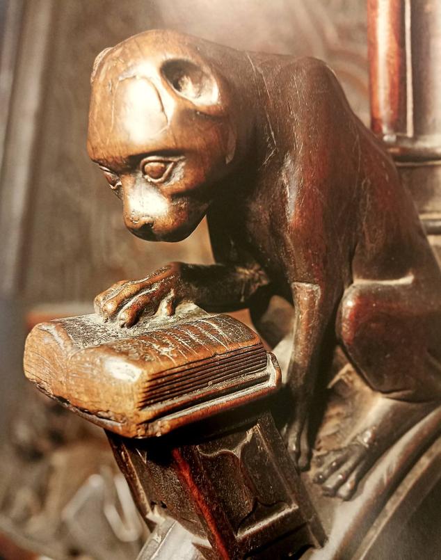 Gato leyendo. (Del libro 'La sillería del coro de la Catedral de Plasencia')