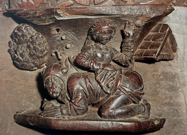 Mujer con garras ofreciendo un libro. (Del libro 'La sillería del coro de la Catedral de Plasencia')