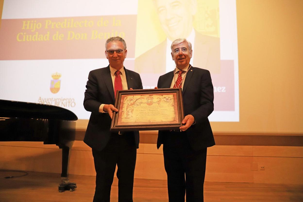 César Chaparro recibe el título de manos del alcalde. 