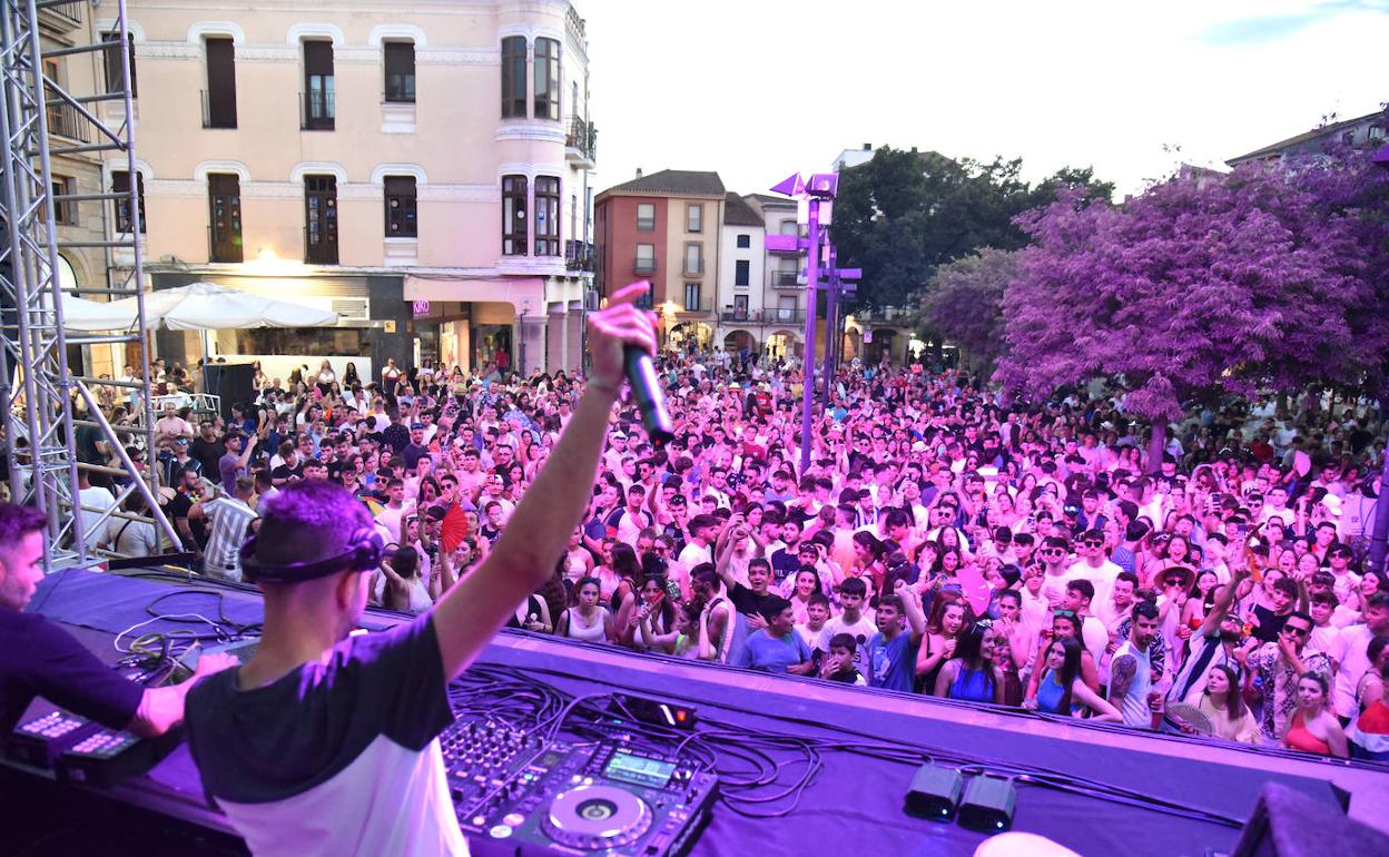 Un momento de las actuaciones de anoche, que consiguieron llenar la Plaza Mayor.