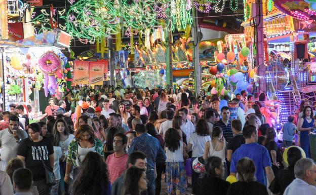 Imagen principal - Planes en Extremadura : La Feria de San Juan en Badajoz y los Clásicos en Cáceres centran la agenda este fin de semana