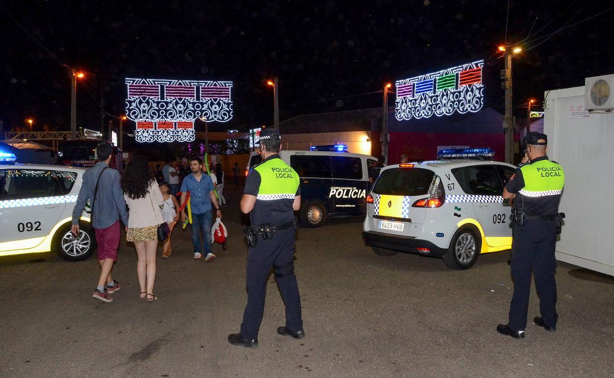 Agentes de la Policía Local en el recinto ferial en una imagen de archivo. 