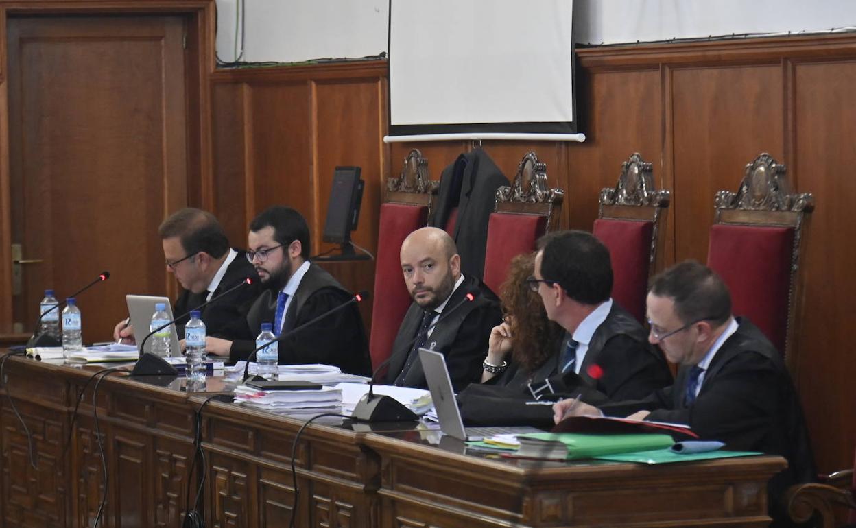 Los abogados de las defensas al inicio del juicio.