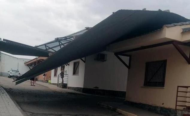 El viento arrancó el techo de chapa de una nave industrial de Villalba de los Barros