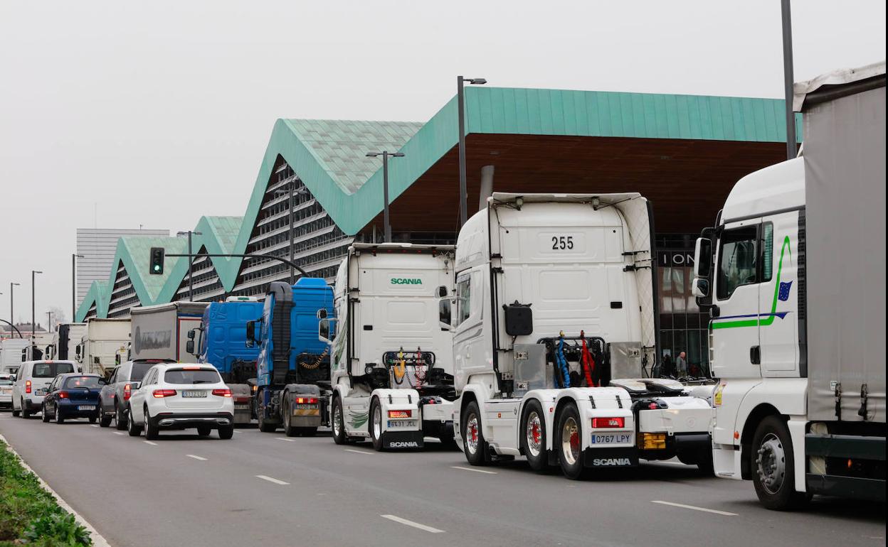 Los transportistas amenazan con reactivar los paros en julio por los carburantes