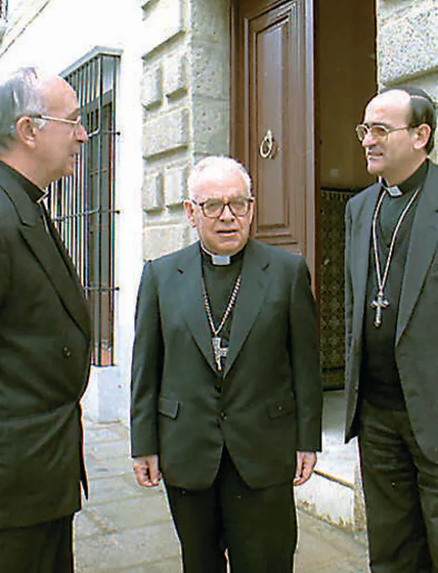 Monseñor Antonio Montero Moreno junto a los obispos de Cáceres, Ciriaco Benavente, y de Plasencia, Carlos López.
