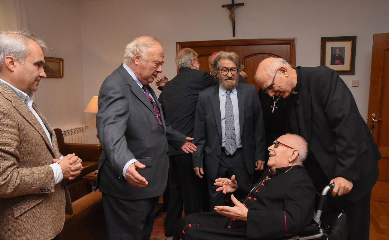 El exalcalde de Badajoz, Miguel Celdrán, saluda al arzobispo en su última visita oficial a Badajoz en 2019.