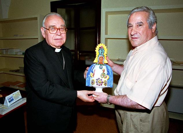Rafael Ortega entrega una virgen de Guadalupe de cerámica a monseñor Antonio Montero Moreno.