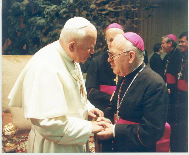 Monseñor Antonio Montero Moreno en una de sus visitas a Juna Pablo II.