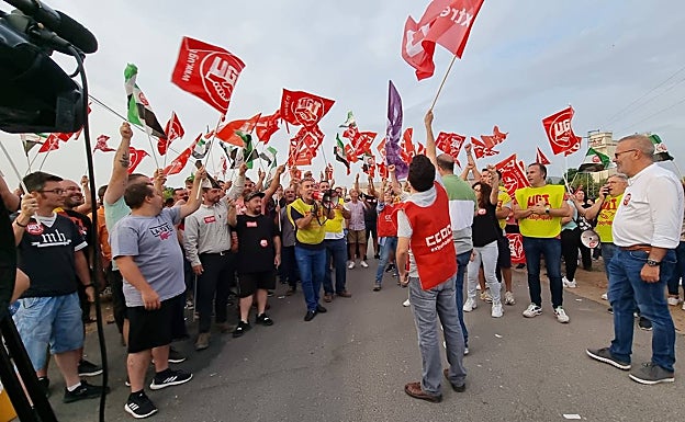 Concentración esta mañana, a las siete y media, de trabajadores que secundan en laro y repreesntantes de los sindicatos, a las puertas de El Escobar. 