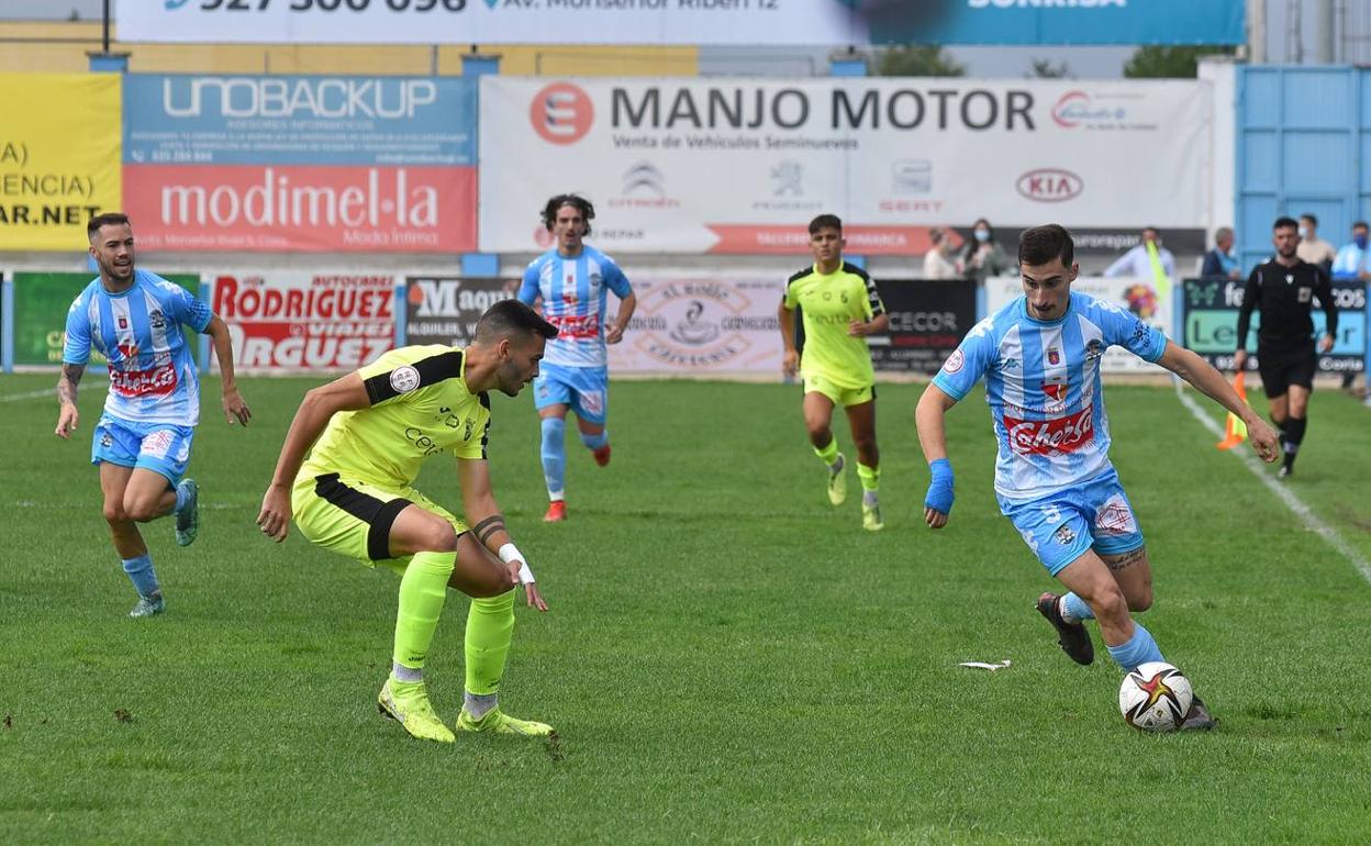 Iván Fernández, con el Coria. /