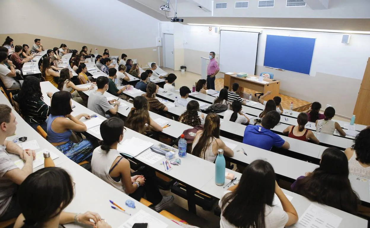 Estudiantes en los momentos previos al examen de Lengua y Literatura de la EBAU 2022, en la facultad de Filosofía y Letras de Cáceres.