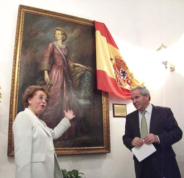 En el año 2002 María Eugenia García, la única concejala en la primera legislatura democrática (de 1979 a 1983), donó al Ayuntamiento de Cáceres que presidía Jose María Saponi, un cuadro de la Reina Sofía realizado por Álvaro de Villamor.