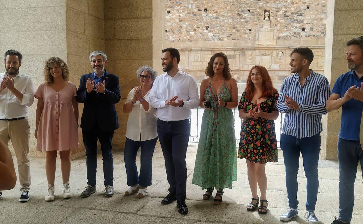 El alcalde, acompañado por sus concejales, esta mañana tras la rueda de prensa. 