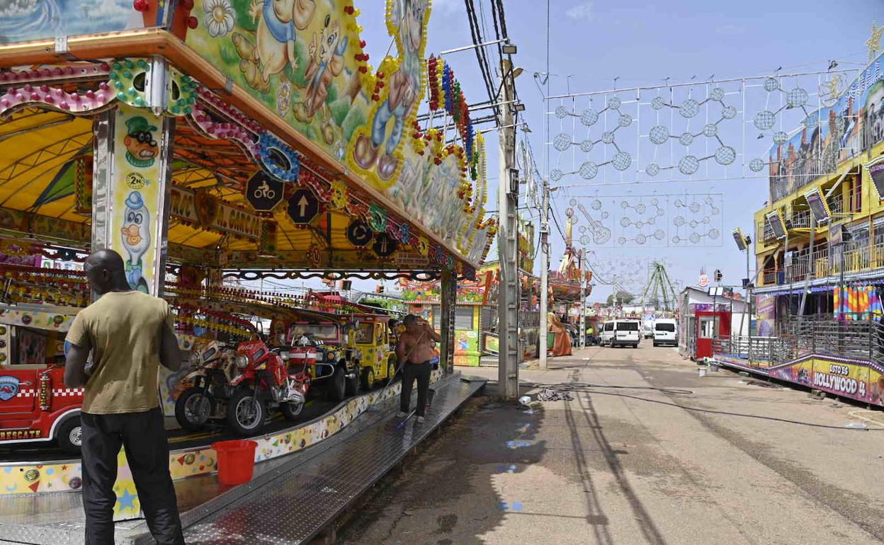 Últimos retoques esta mañana en el ferial de Caya para la inauguración esta noche de la feria.