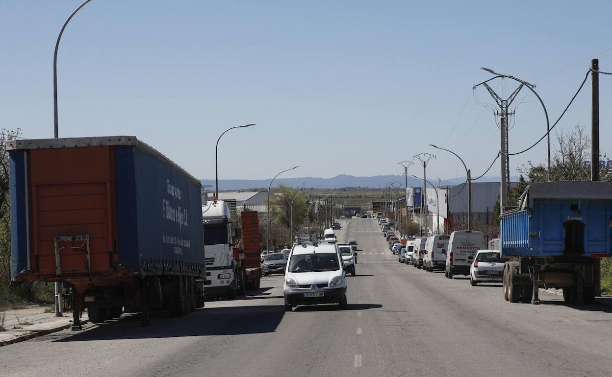 Una de las avenidas del polígono industrial Las Capellanías, en Cáceres. 