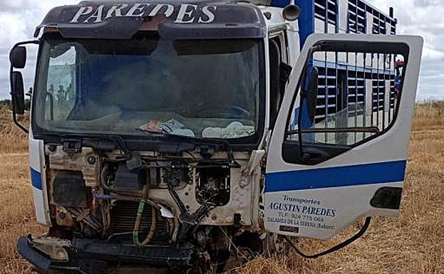 El camión accidentado ha sufrido daños en el frontal y el lateral izquierdo.