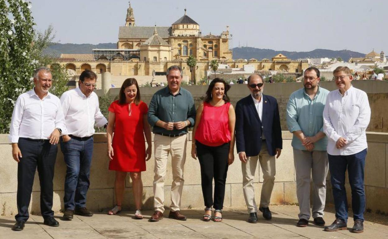 El presidente extremeño apoyó a Juan Espadas (en el centro con camisa verde) en un acto en Córdoba junto a otros presidentes regionales hace unos días. 