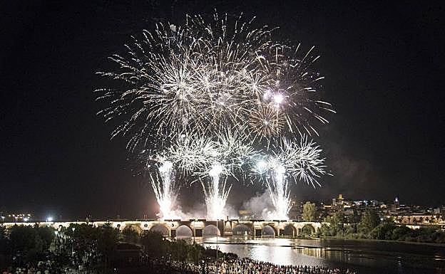 Las orillas del río y la Alcazaba volverán a llenarse de gente para presenciar el espectáculo pirotécnico. 